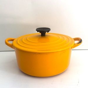 Vintage Yellow Le Creuset 2 qt round Dutch oven